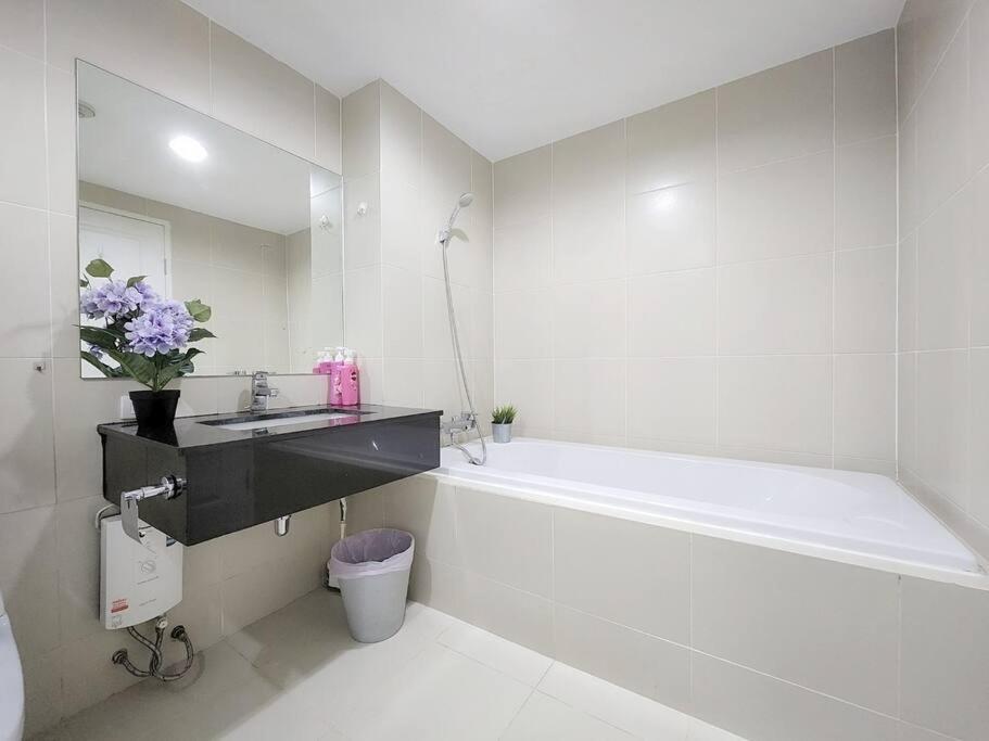 3 Bed 2 Bath Unit Near Jodd Fair Market Apartment *