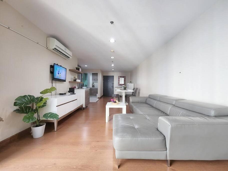 3 Bed 2 Bath Unit Near Jodd Fair Market Bangkok