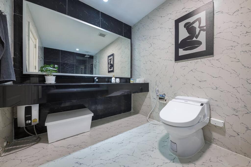 View, Big Apartment, Great Location *