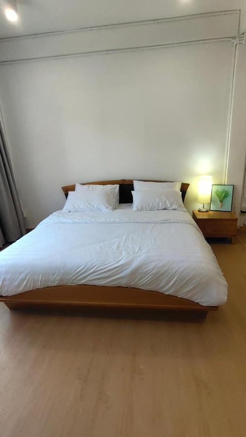 Whole 3-storey House Right In The Local Community. Apartamento