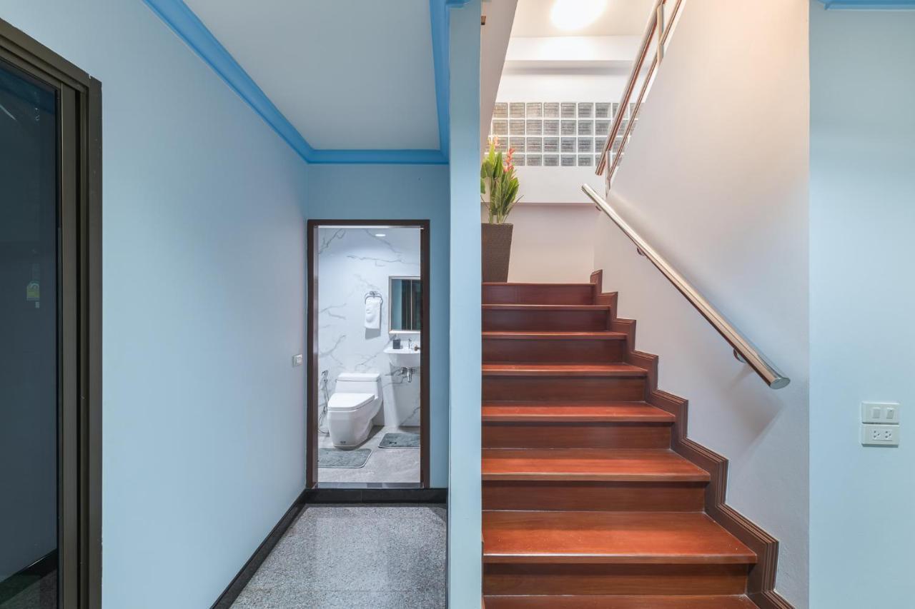 Rooftop Paradise Newly Built 900meters To Chidlombts And Central World Free Airport Pickup Holiday home