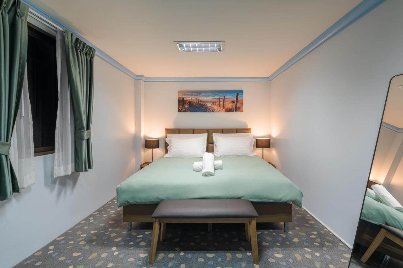 Rooftop Paradise Newly Built 900meters To Chidlombts And Central World Free Airport Pickup Holiday home