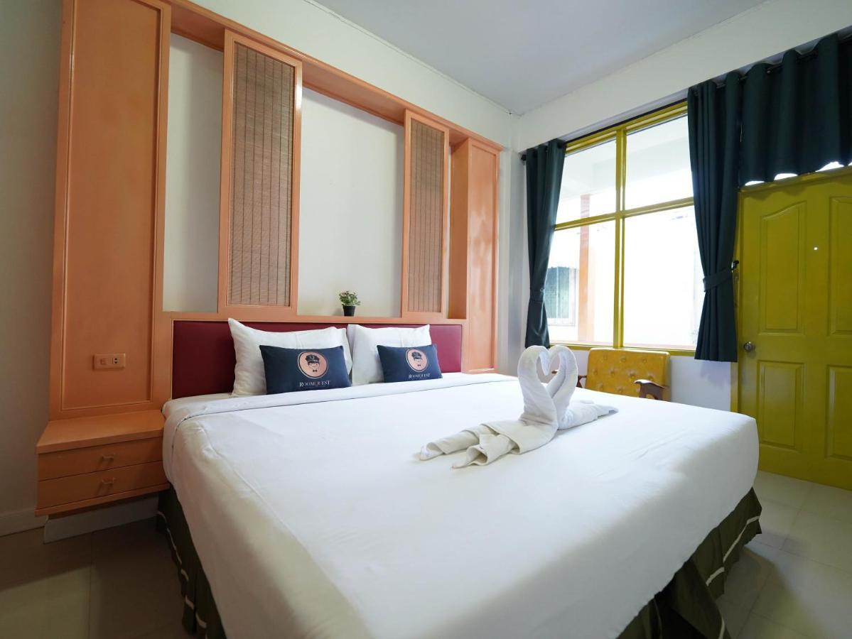 Roomquest Pratunam Hotel