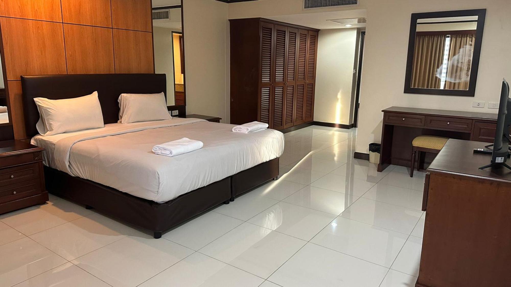 Omni Tower Sukhumvit Nana Direct Hotel