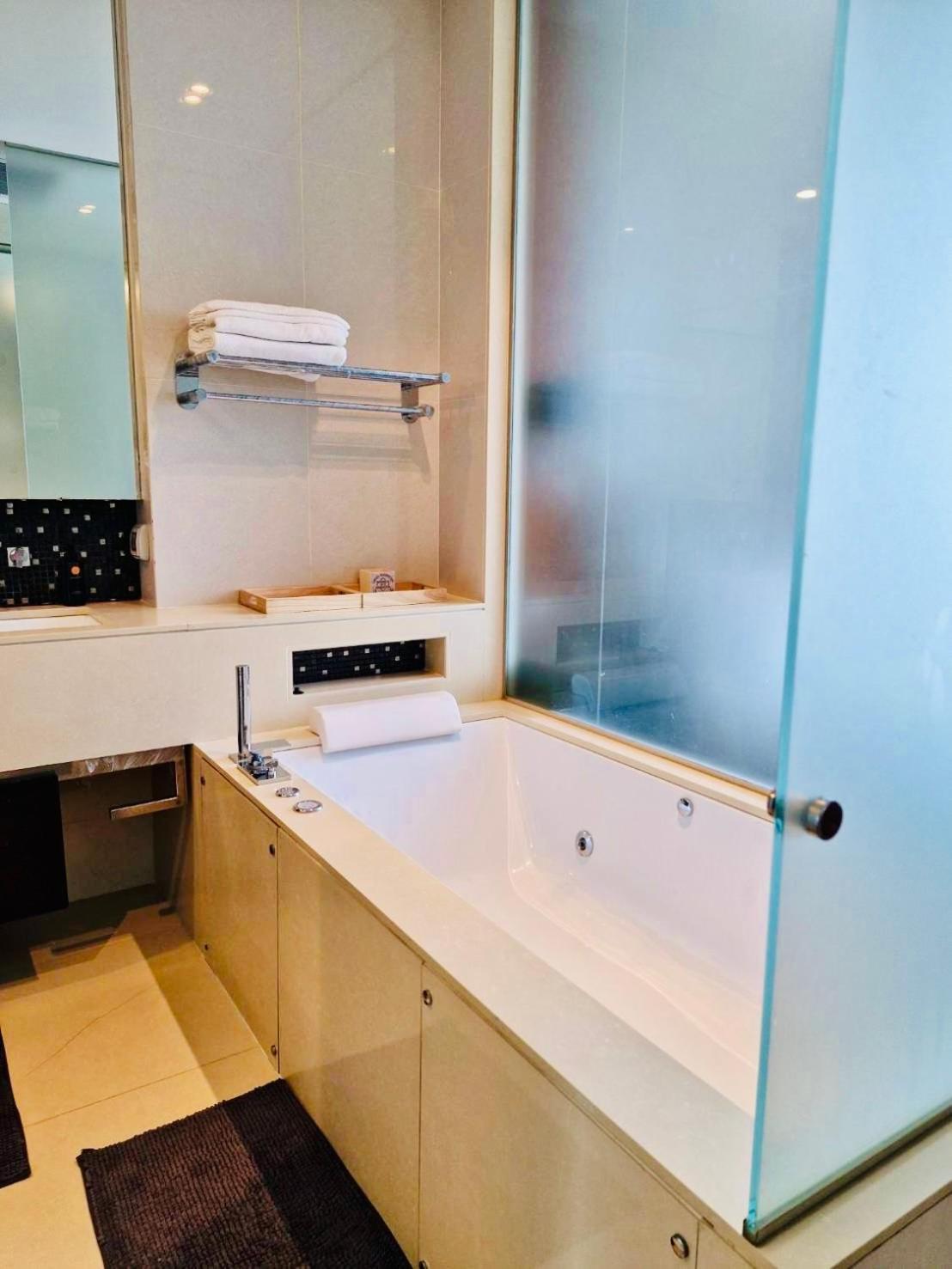 Luxury 1bed 1bath 300m Bts Phrom Phong, Emporium Emsphere Emquartier Apartemen Bangkok