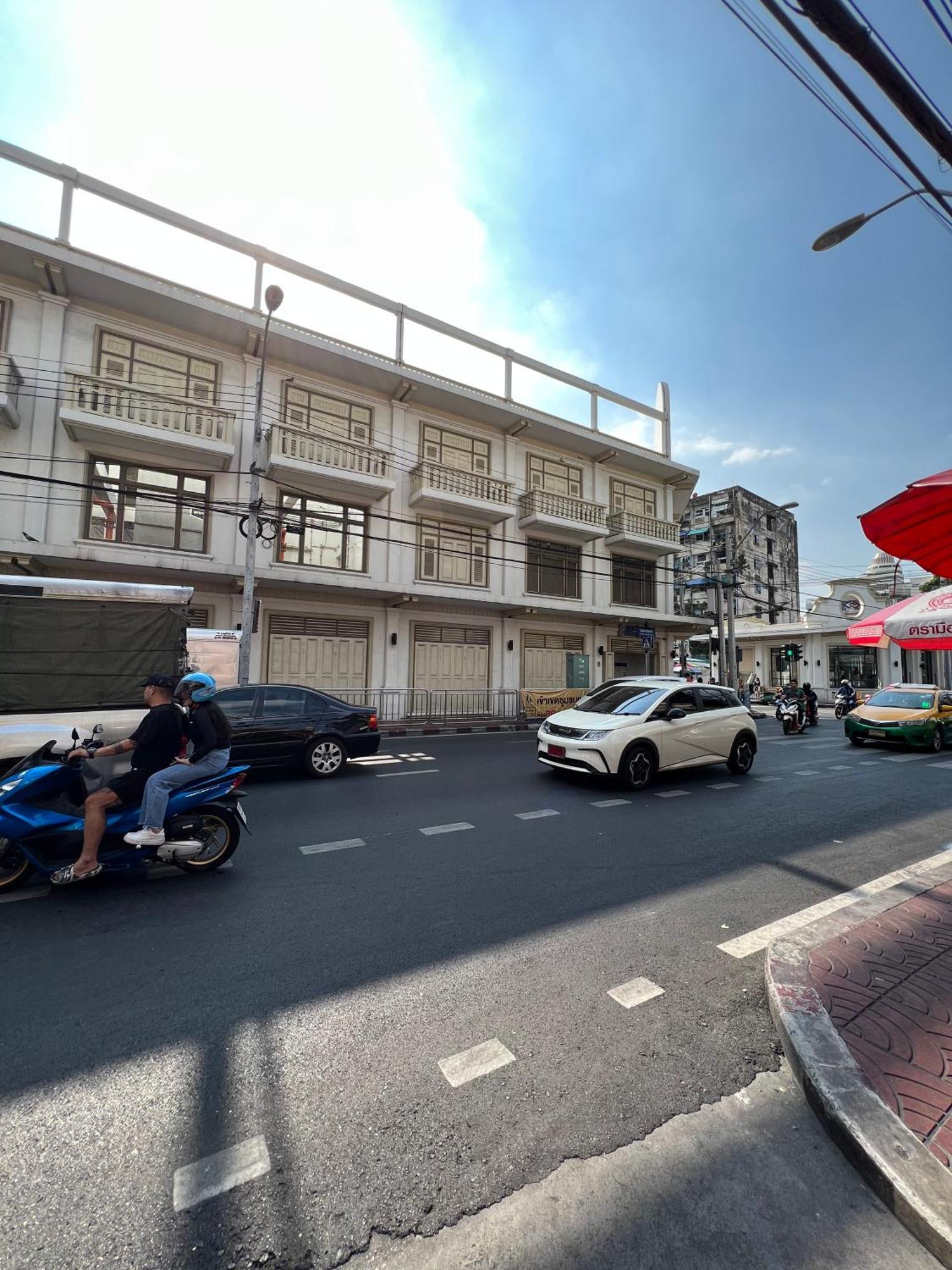 Apartment 3br In China Town, Rare To Find 2 Mins From Mrt Train