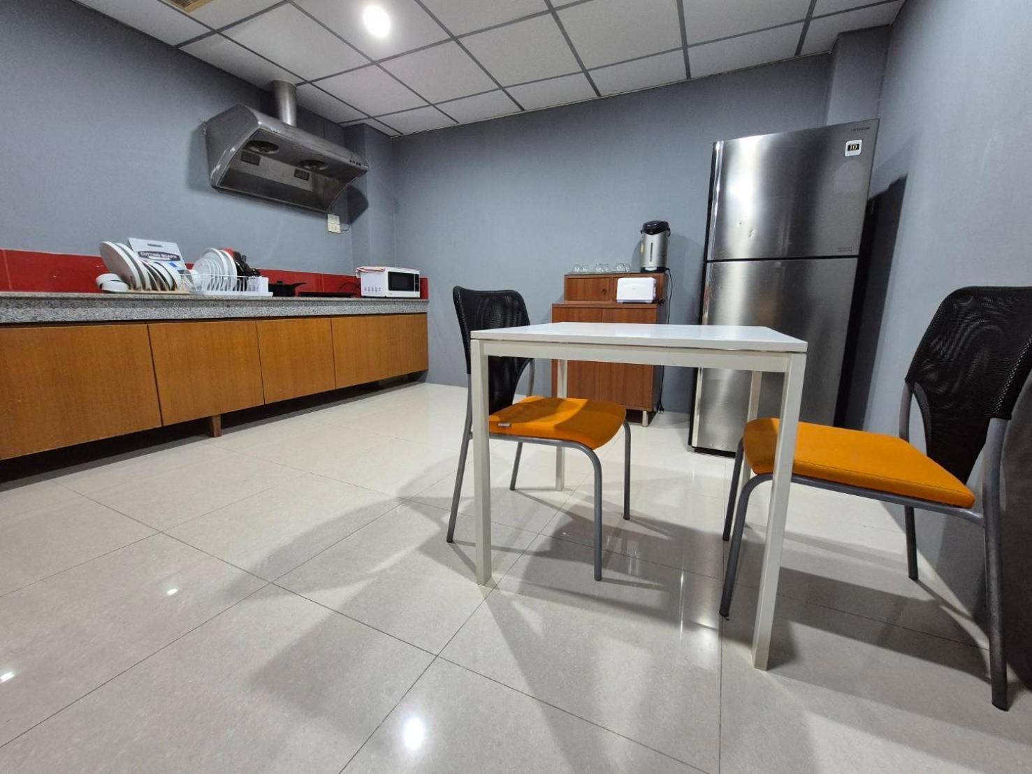 Phuket Vibe, House, 7 Mins To Bts, Center, Private In Sathon, Private Bathroom, Bangkok, Thailand Pensión Bangkok