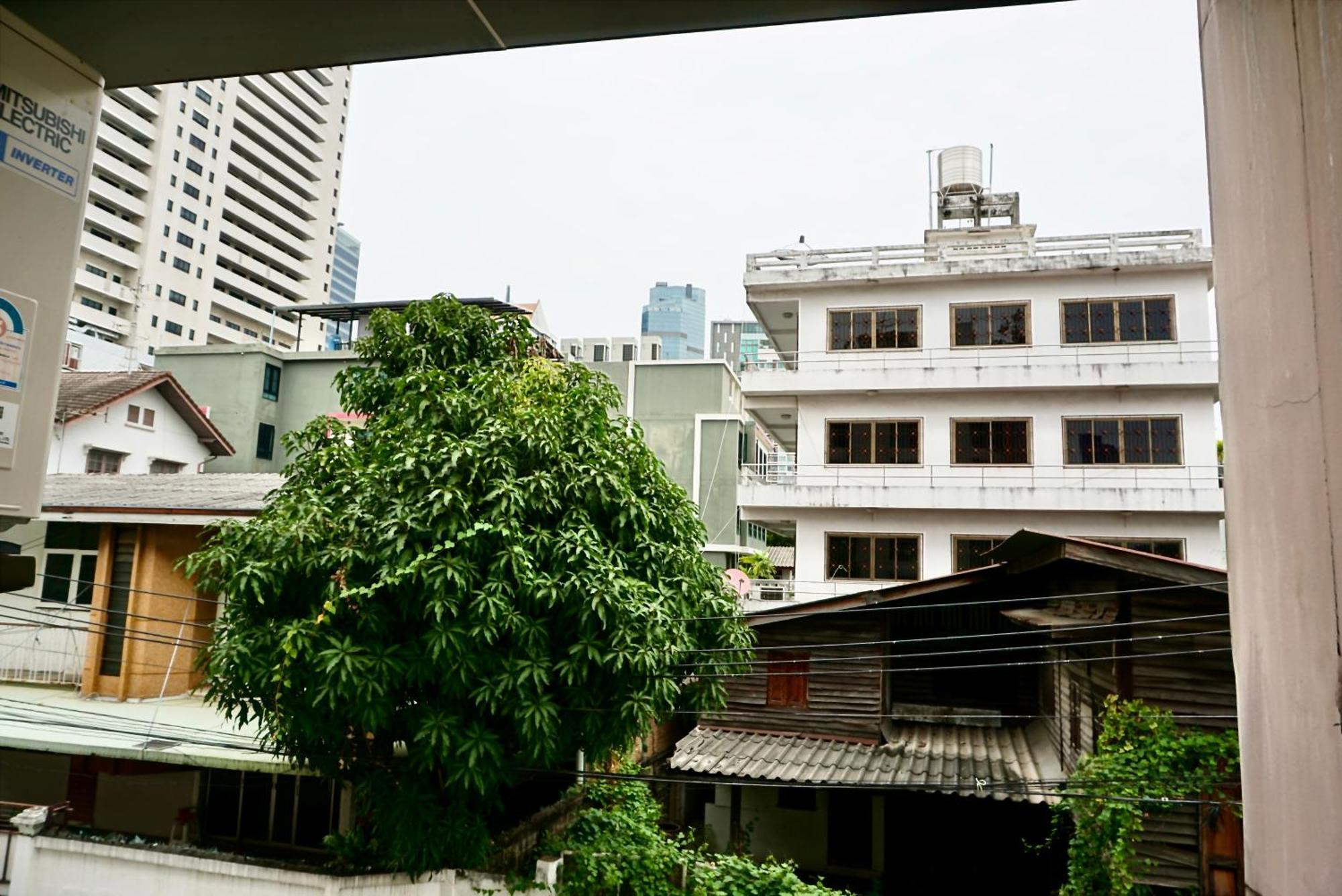 Sathon 15 Close To Bts Skytrain St Louis & Surasak Leilighet