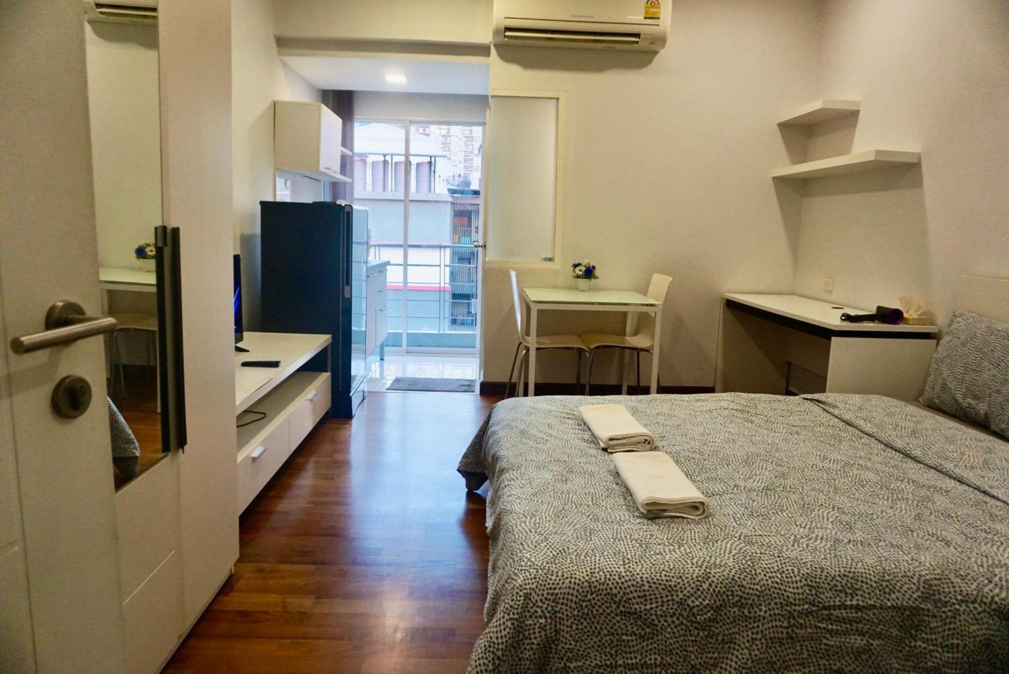 Sathon 15 Close To Bts Skytrain St Louis & Surasak * Bangkok