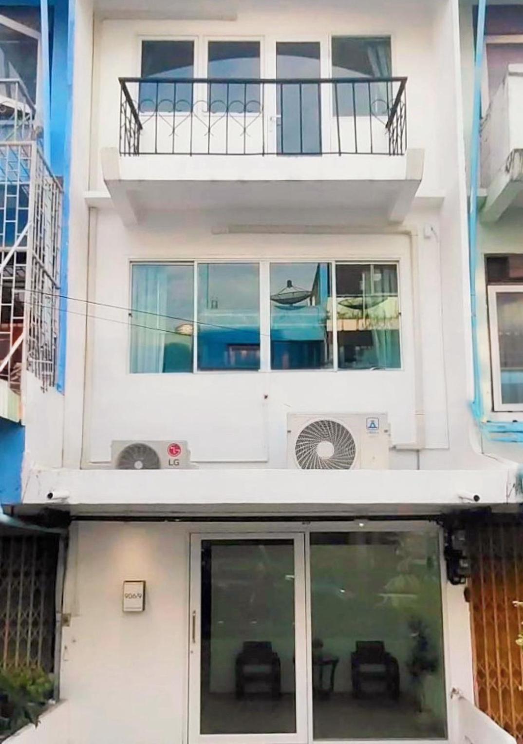 Whole 3-storey House Right In The Local Community. Apartamento *