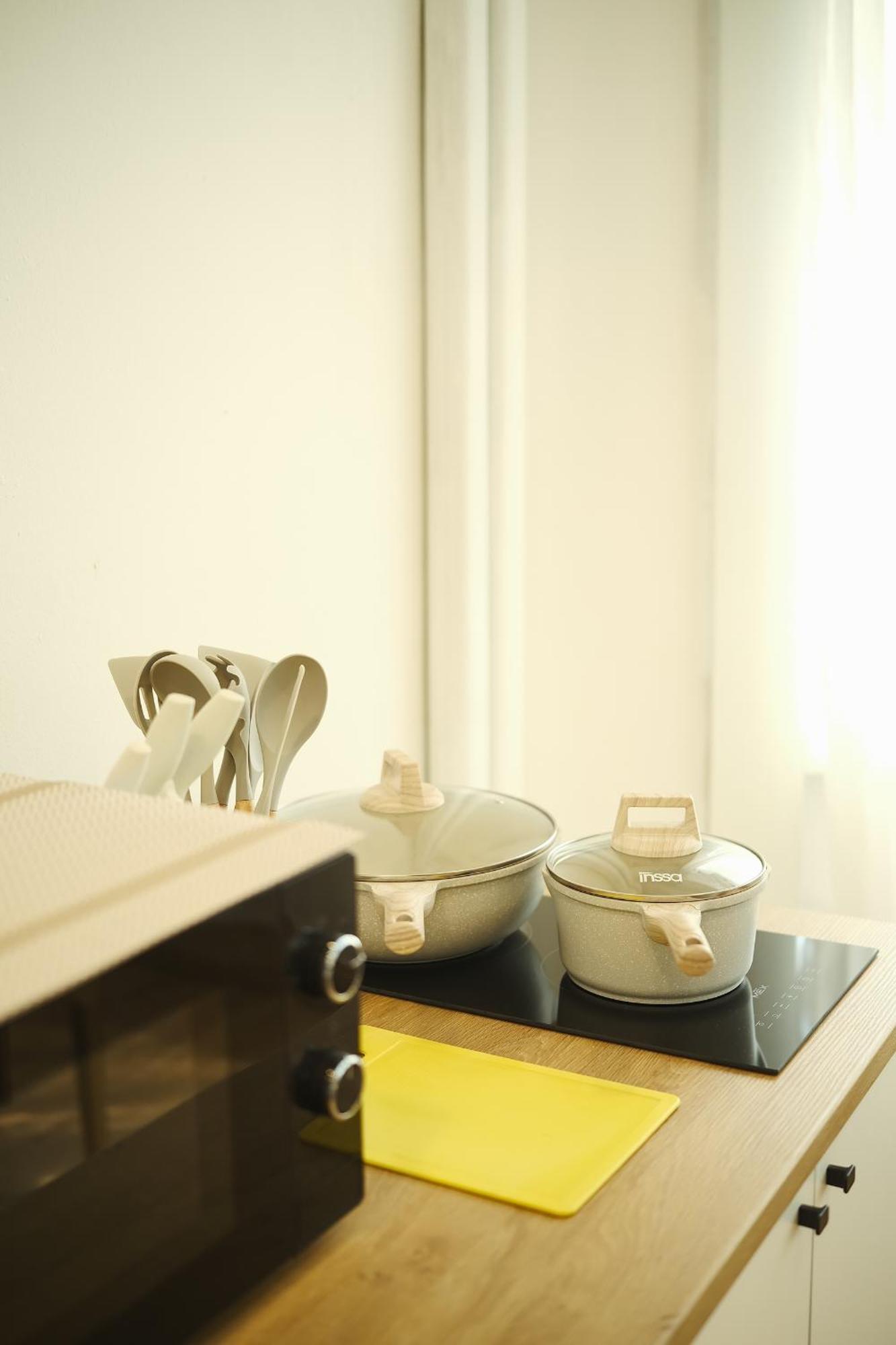 3br In China Town, Rare To Find 2 Mins From Mrt Train Apartment