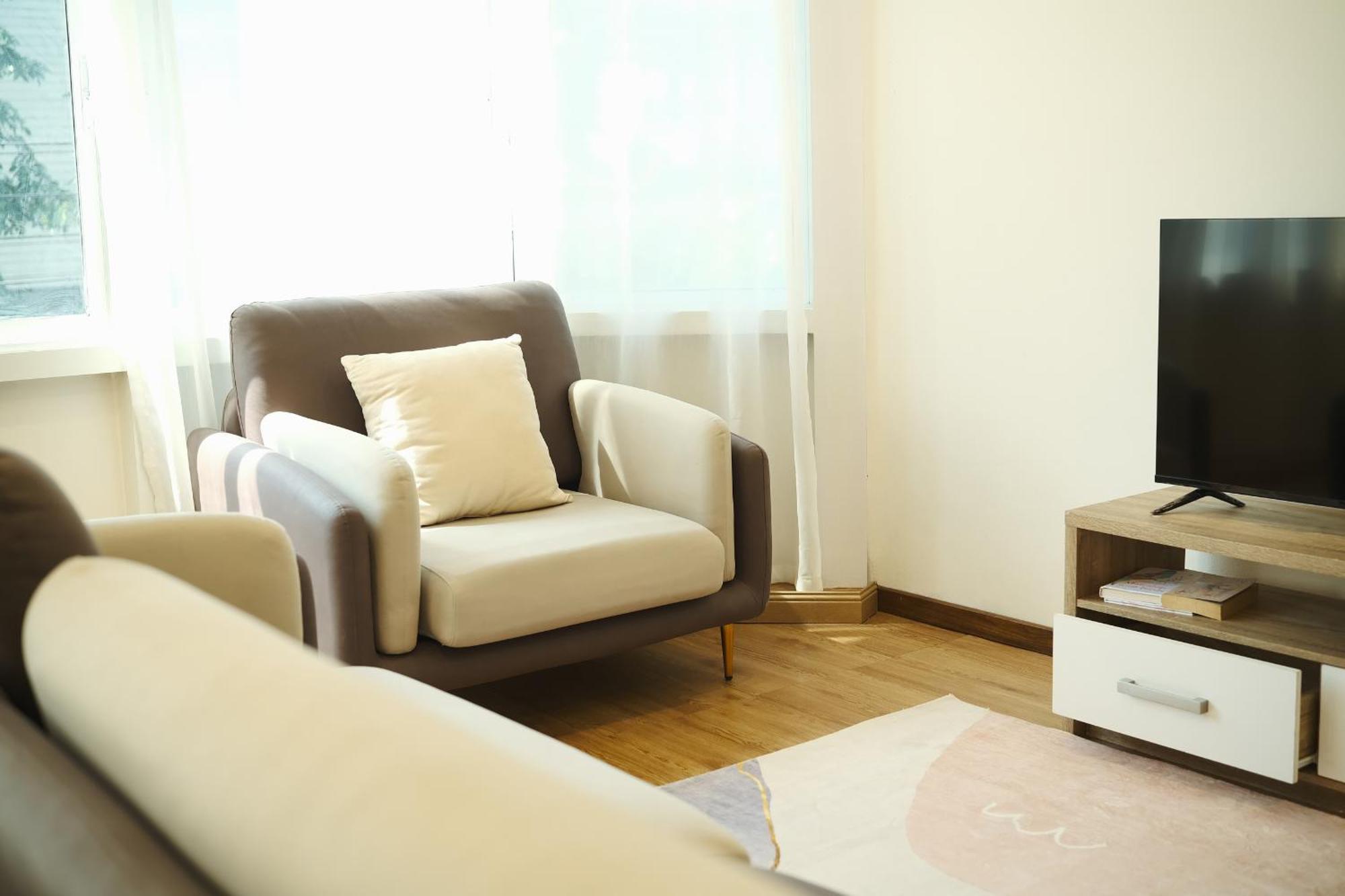 3br In China Town, Rare To Find 2 Mins From Mrt Train Apartment *