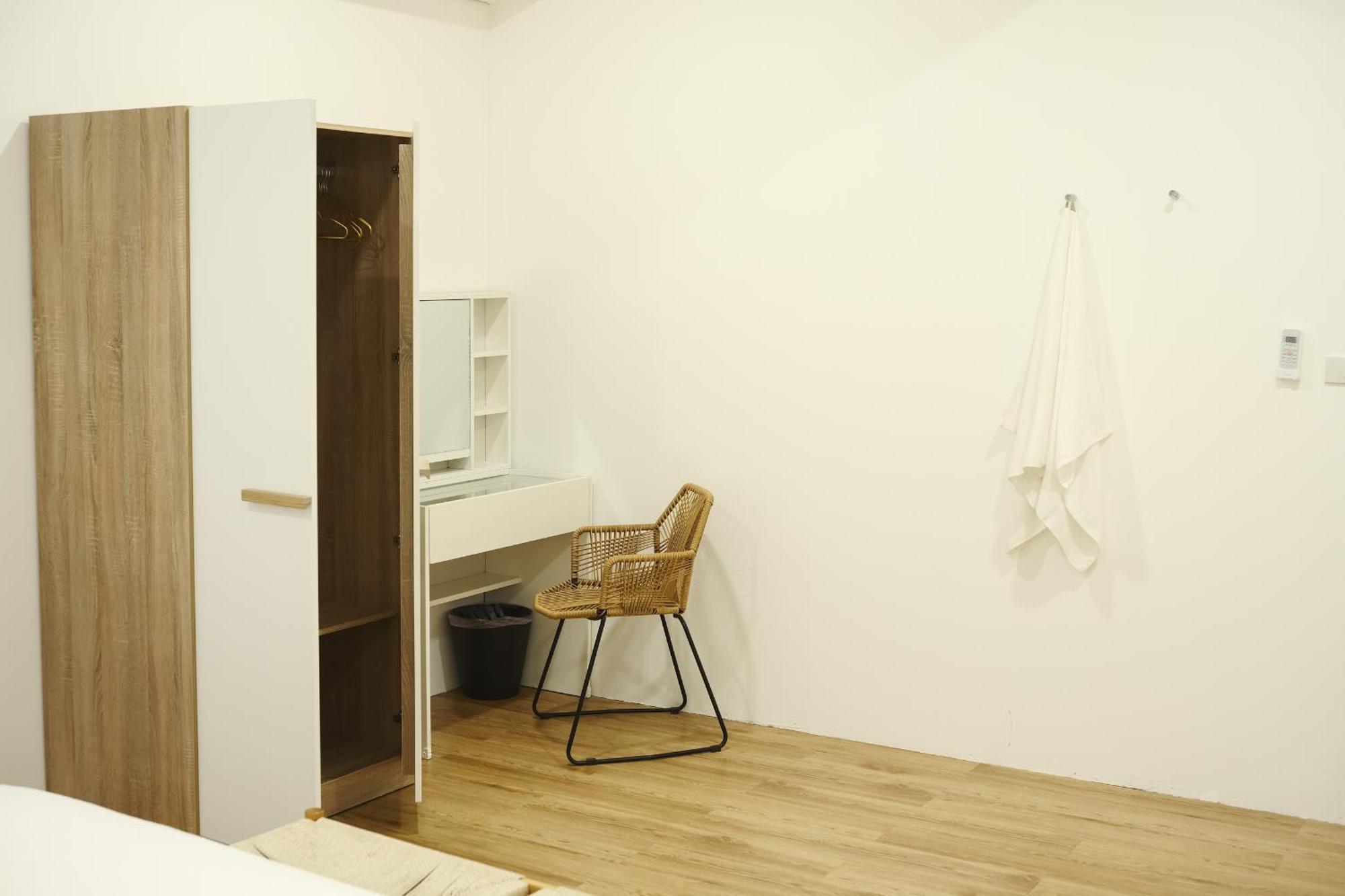 3br In China Town, Rare To Find 2 Mins From Mrt Train Apartment *