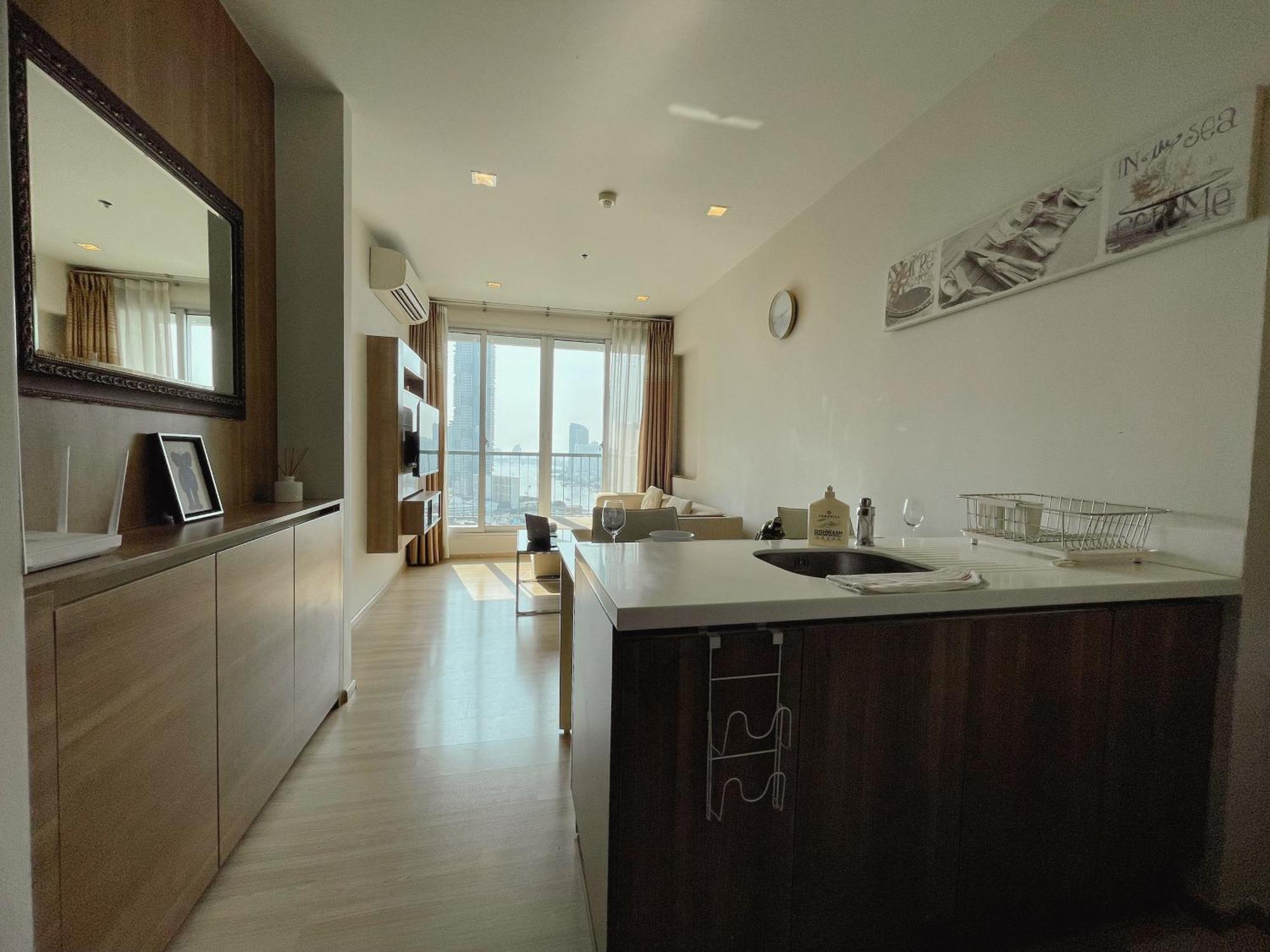 Luxurious River View With Train Access Appartamento