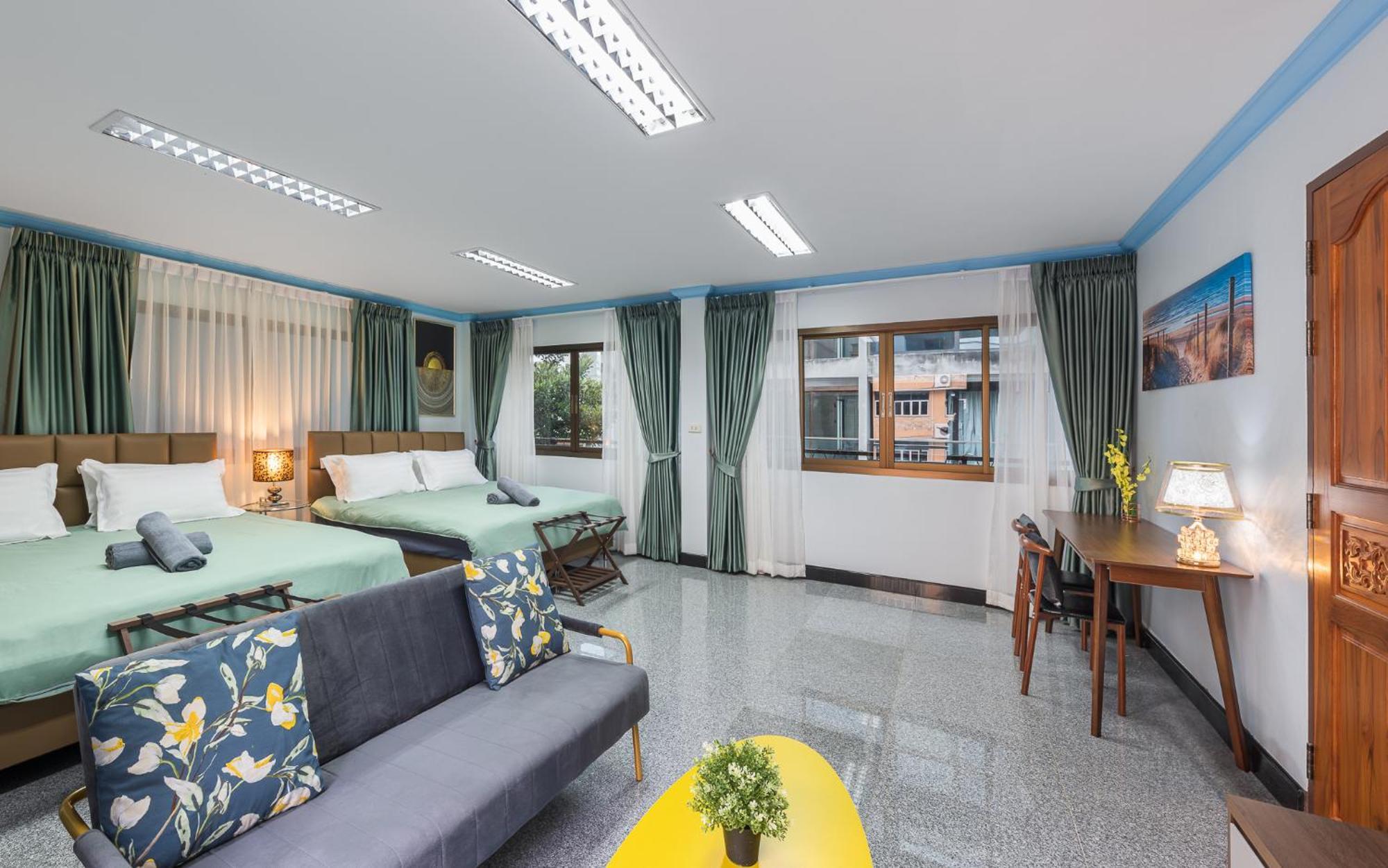 Rooftop Paradise Newly Built 900meters To Chidlombts And Central World Free Airport Pickup Holiday home