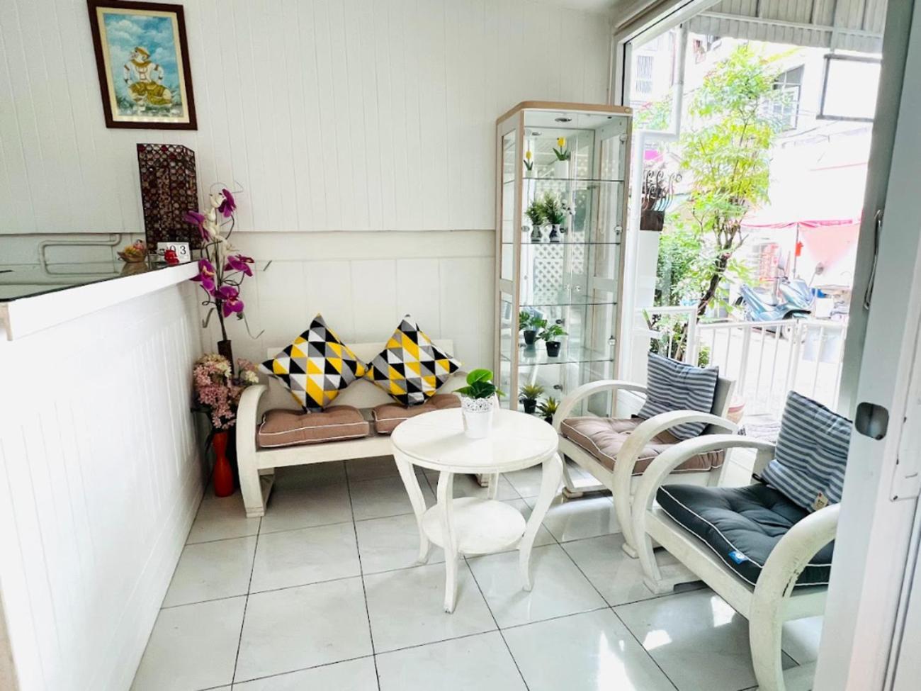 Ree House-asoke Bts Acomodação com café da manhã  Banguecoque