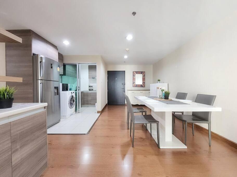 3 Bed 2 Bath Unit Near Jodd Fair Market * Bangkok