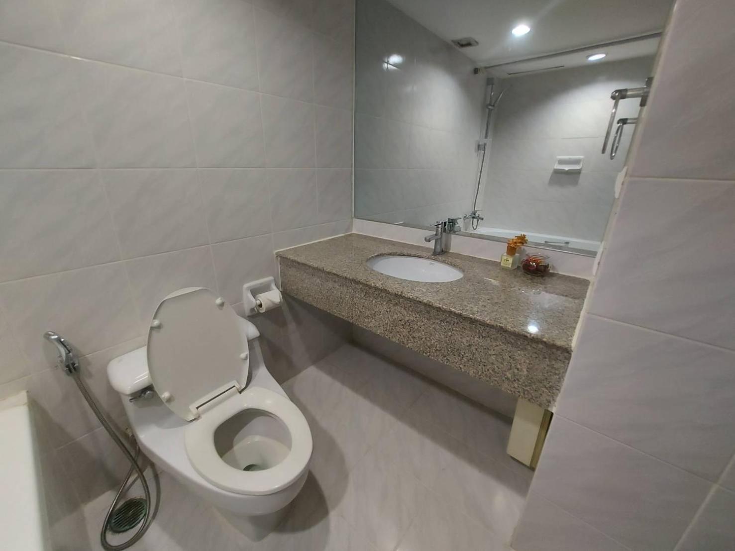 Apartemen Omnitower Near Nana, With Beautiful Balcony Bangkok