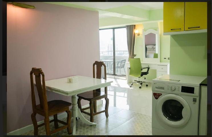 Omnitower Near Nana, With Beautiful Balcony Apartemen Bangkok