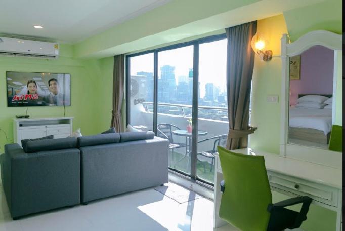 Omnitower Near Nana, With Beautiful Balcony Apartemen Bangkok