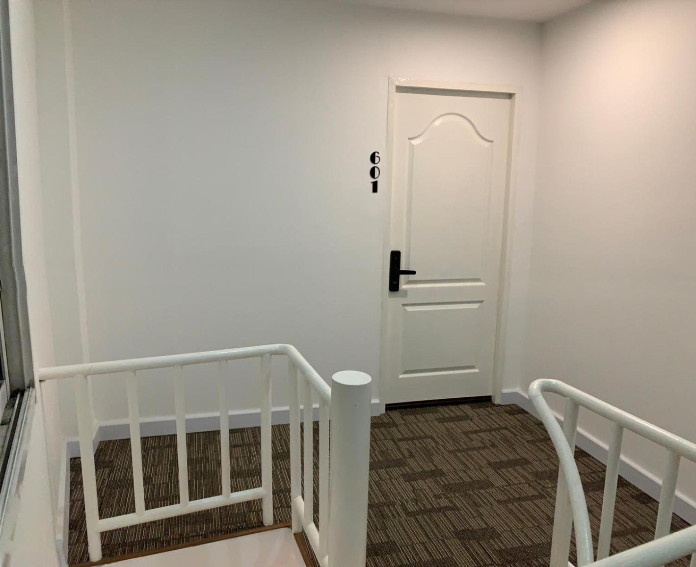 The White Den Sukhumvit 44 Hostel Bangkok