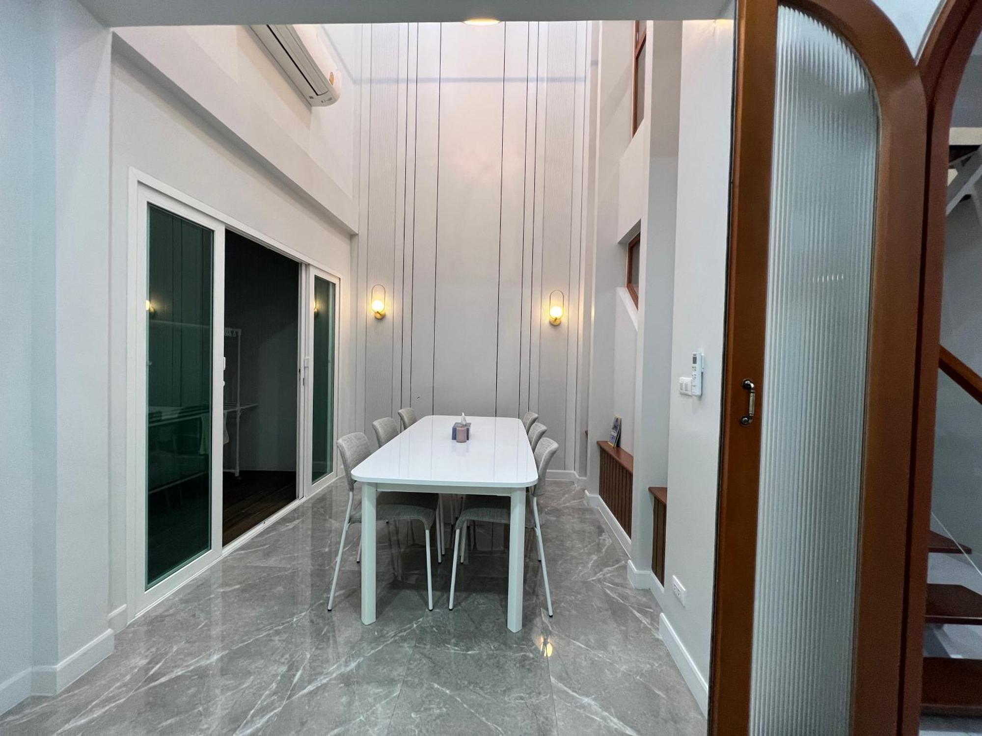 Huai Khwang Fullmoon House__city Center Family Experience