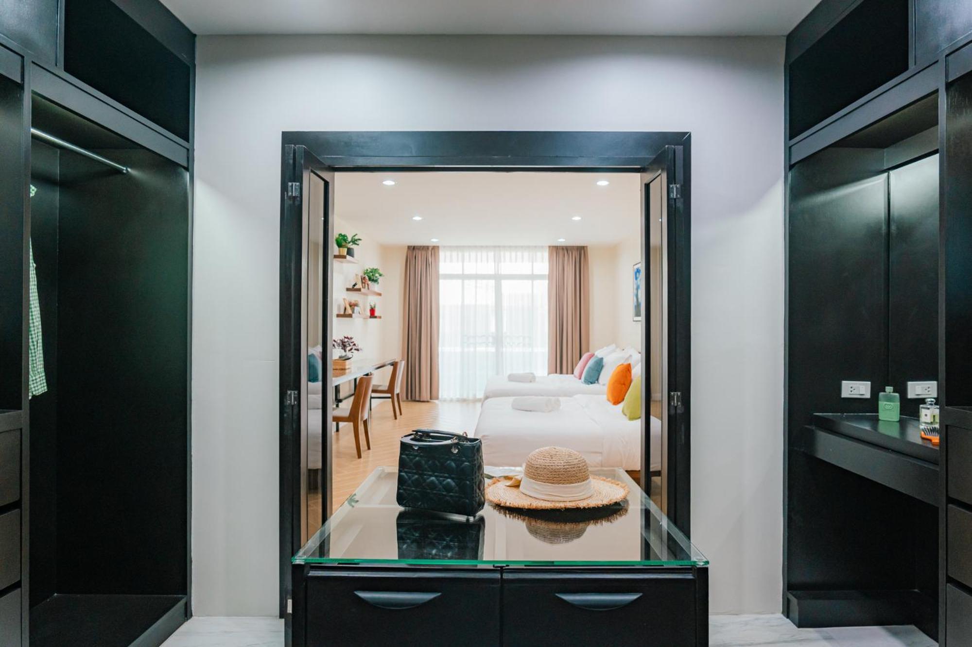 Modern - 6beds, Center, Phrom Phong Bts, Em District, Terminal 21 Vila