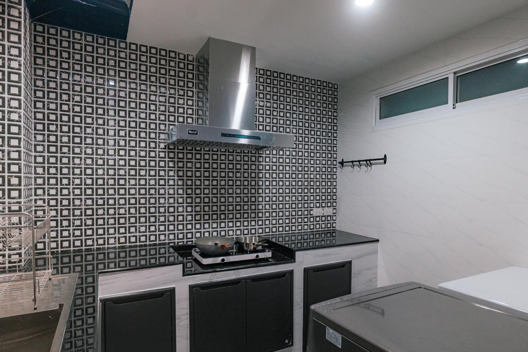 Modern - 6beds, Center, Phrom Phong Bts, Em District, Terminal 21 Vila *