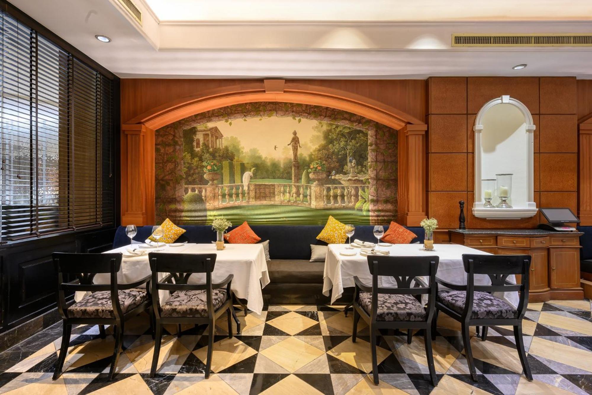 Khách sạn Centara Grand At Plaza Ladprao