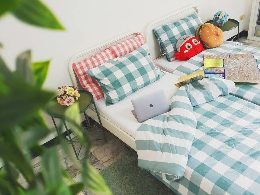 Apartment Single Beds, Private Bath & Balcony, Shared Kitchen With Local Family By Pillows & Purrs *