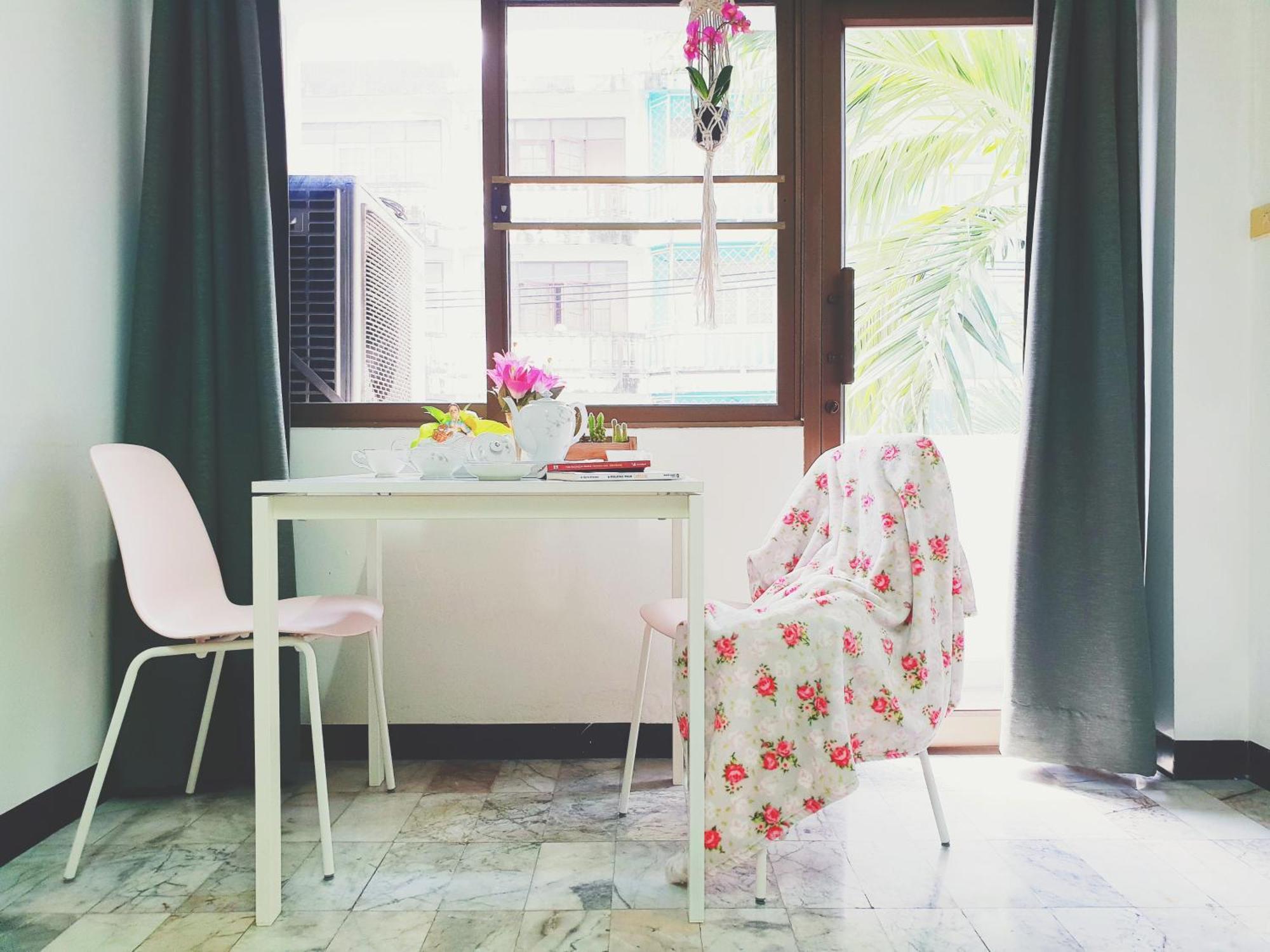 Apartment Single Beds, Private Bath & Balcony, Shared Kitchen With Local Family By Pillows & Purrs Bangkok
