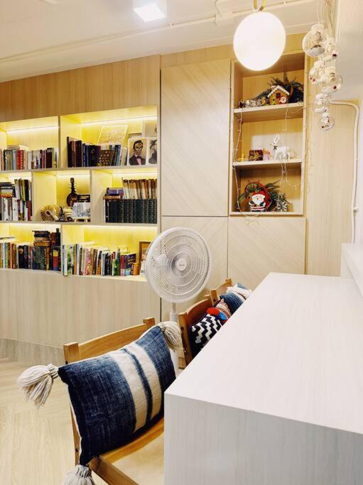 Double Studio, Private Bath & Balcony, Shared Kitchen With Local Family By Pillows & Purrs