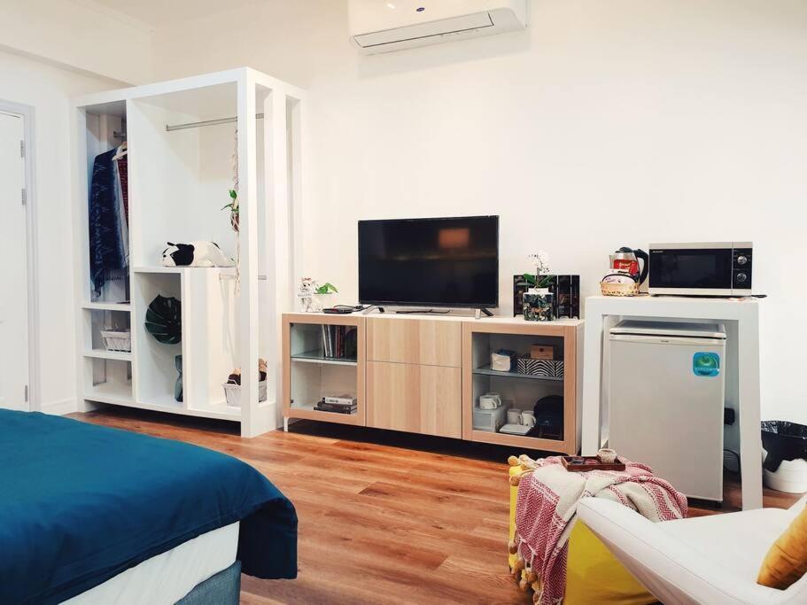 Double Studio, Private Bath & Balcony, Shared Kitchen With Local Family By Pillows & Purrs Apartment