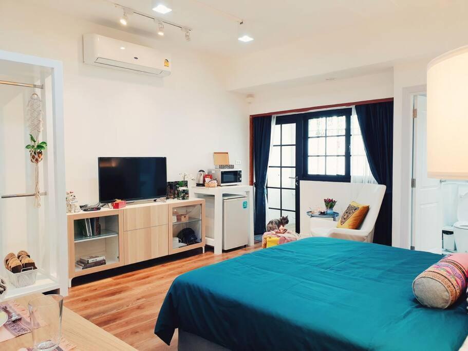 Apartment Double Studio, Private Bath & Balcony, Shared Kitchen With Local Family By Pillows & Purrs