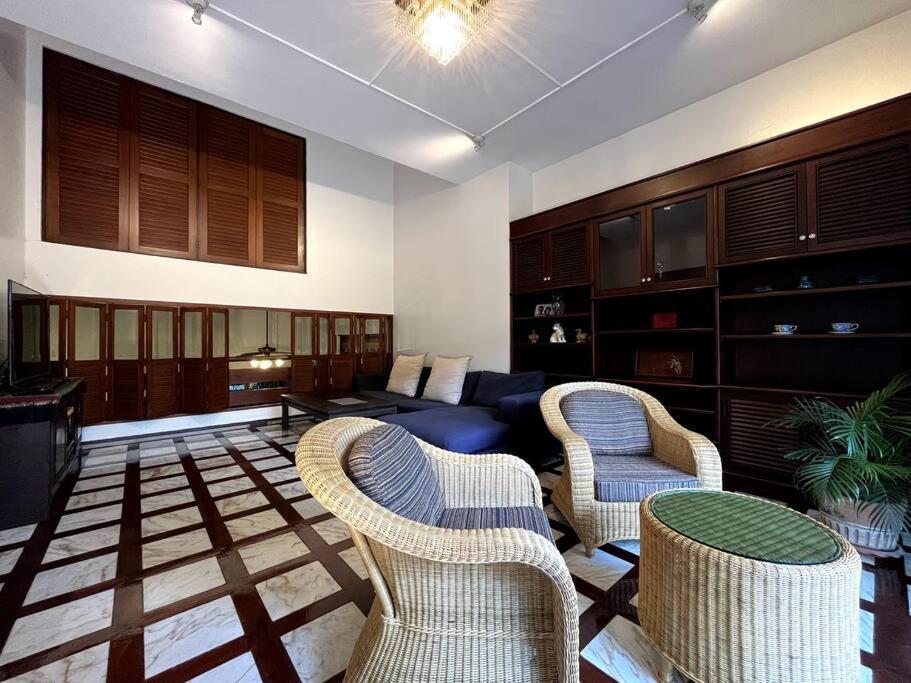 Villa 4br Entire House Center Bts Sky Train Mall