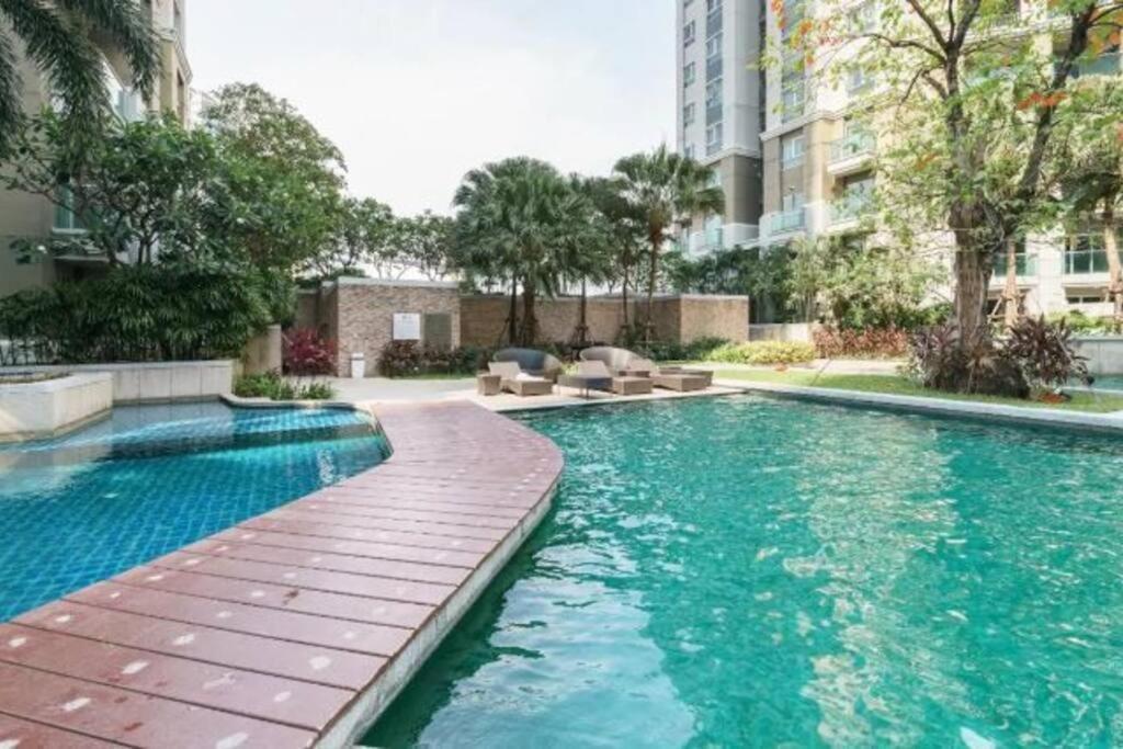 Appartamento Lot Of Food Night Market Swimming Pool Very Near Train Mrt Big Shopping Malls Bangkok