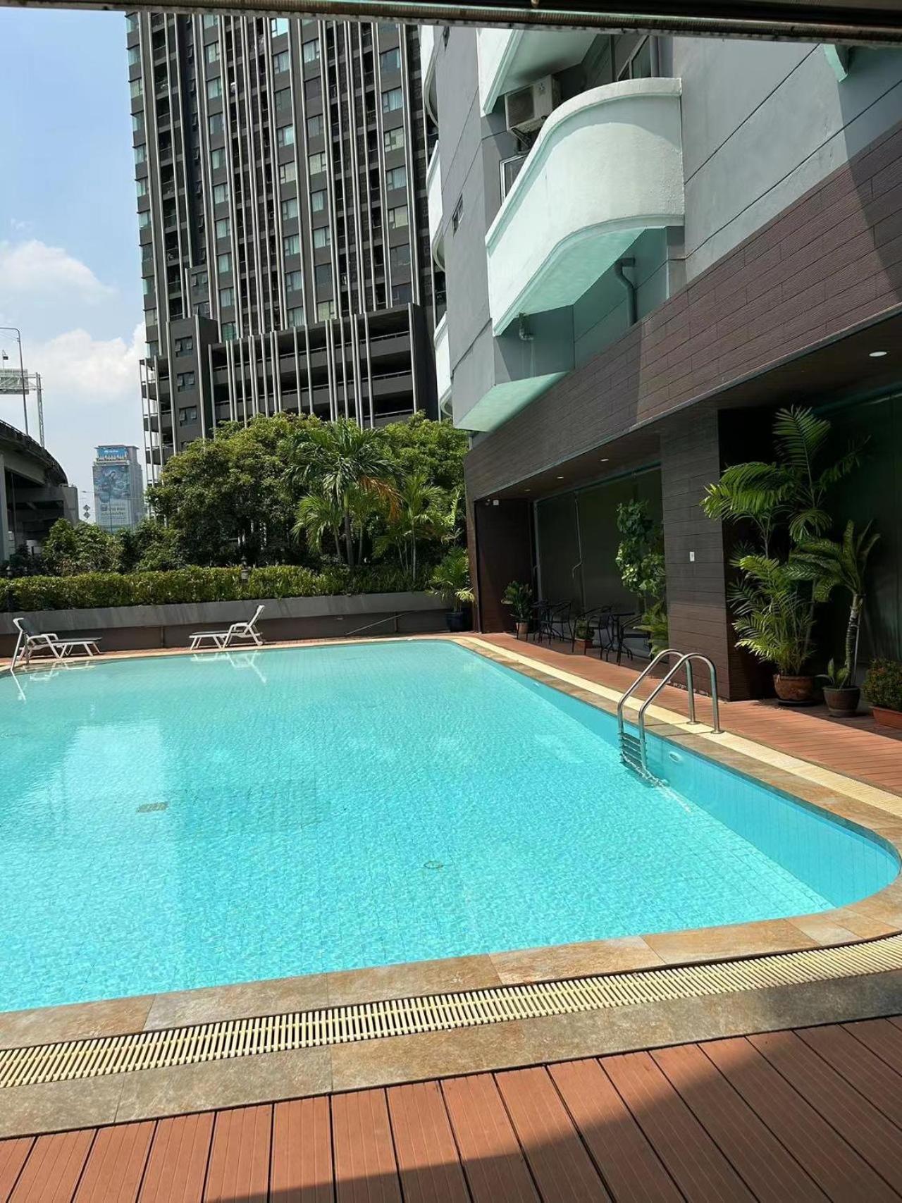 Comfy With Pool In Central