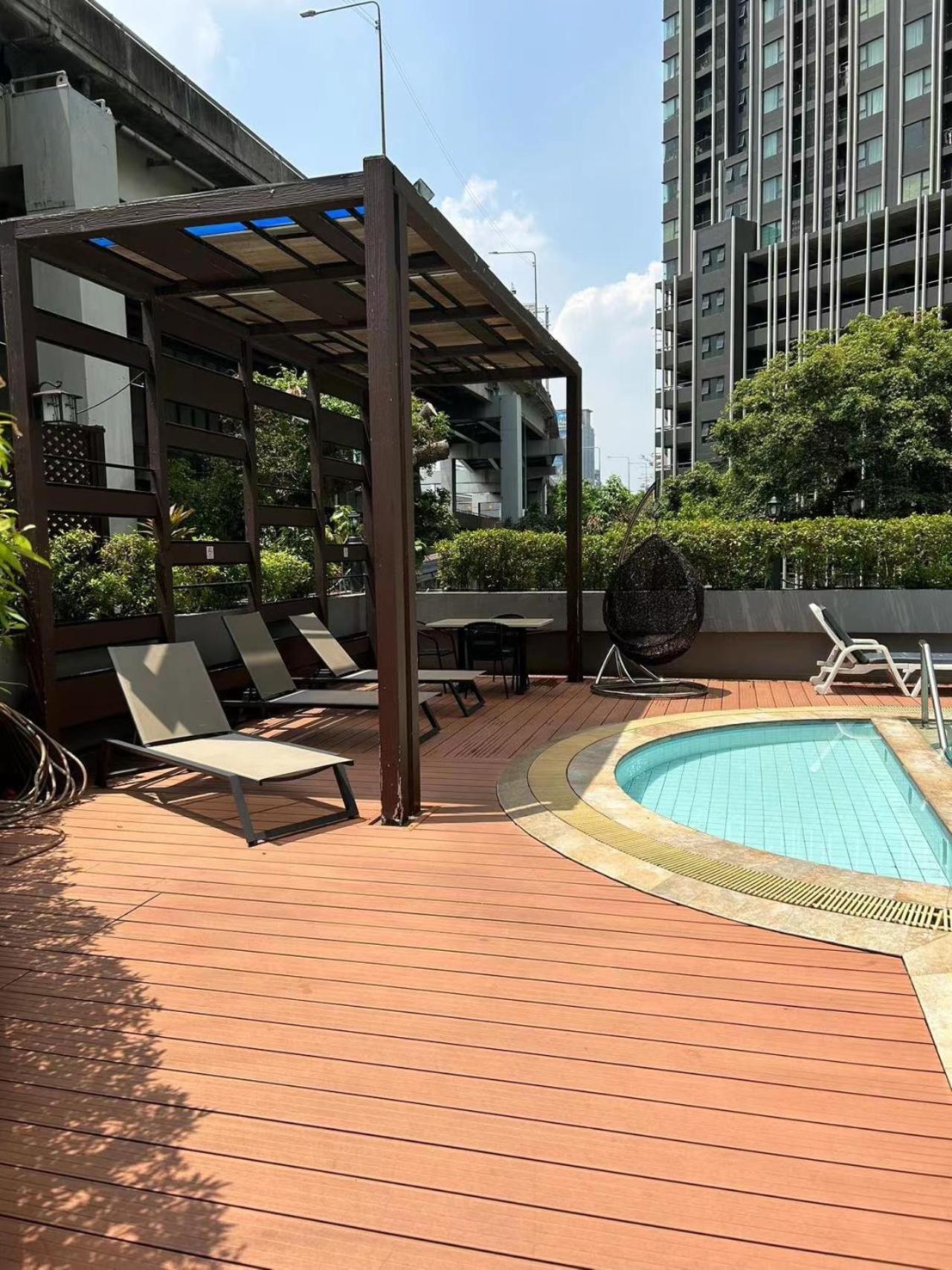 Comfy With Pool In Central Apartment