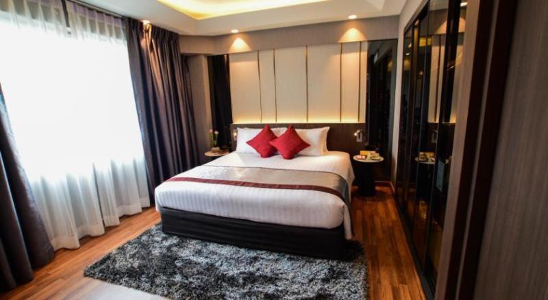 Hotel Ramada Plaza By Wyndham Menam Riverside 5*