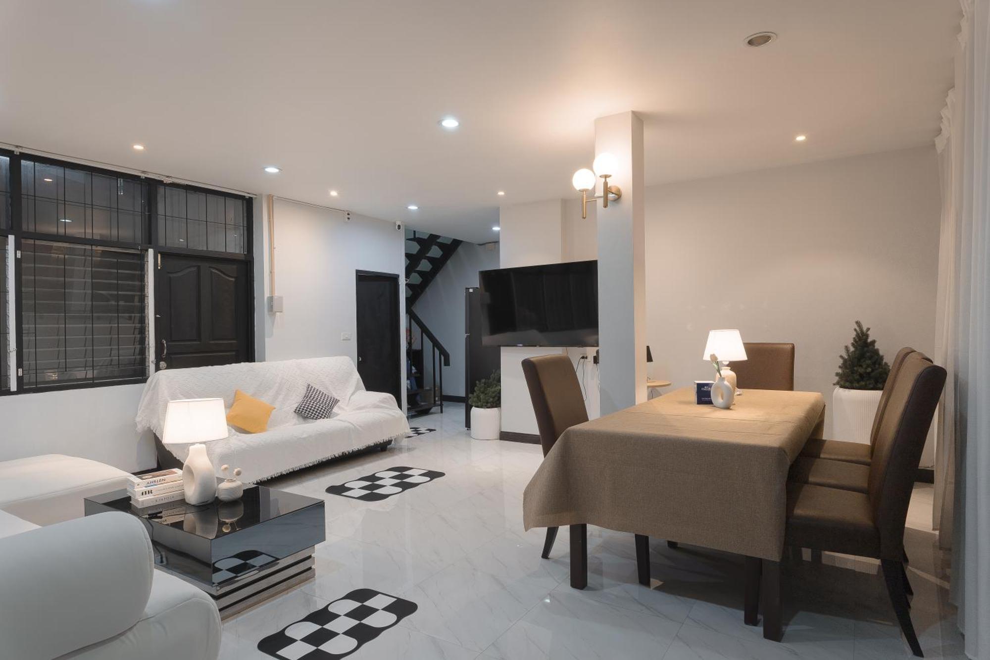 Holiday home Single House 5br Parking And Kitchen In Sukhumvit49-1 Bangkok