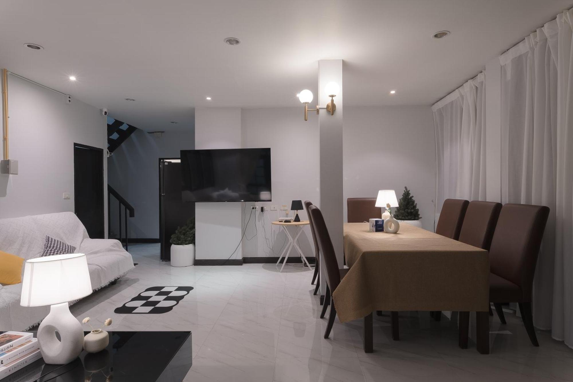 Single House 5br Parking And Kitchen In Sukhumvit49-1 *