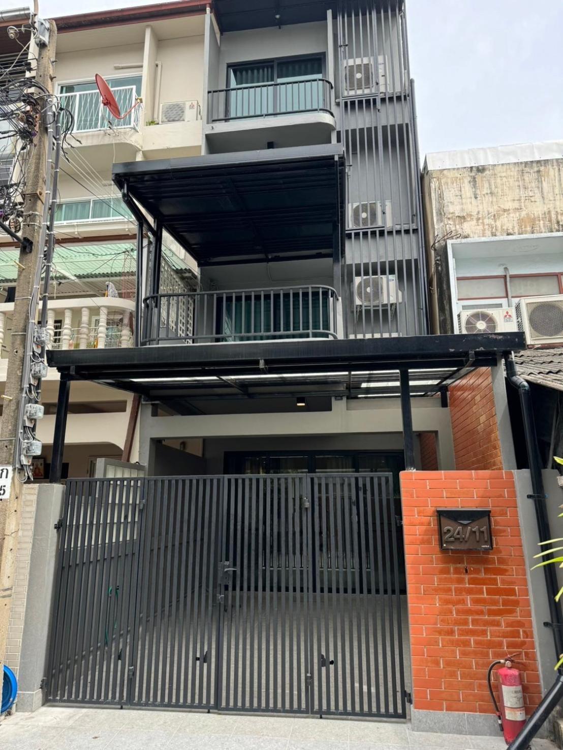 4beds 4baths New Renovated Entire House Bts Ekkamai Holiday home Bangkok