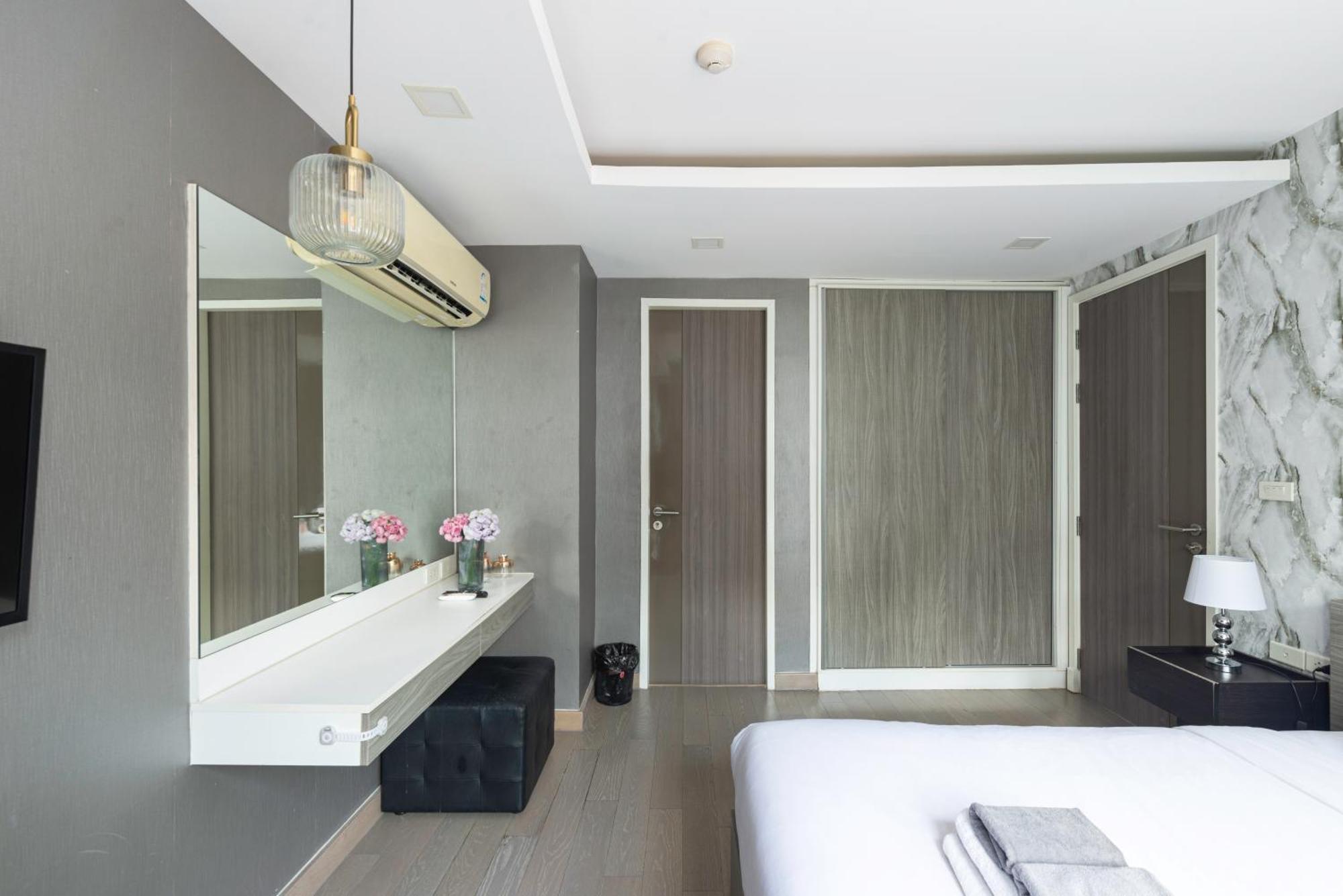 Dazzle Sukhumvit 7 By Lefoyer Apartment Bangkok