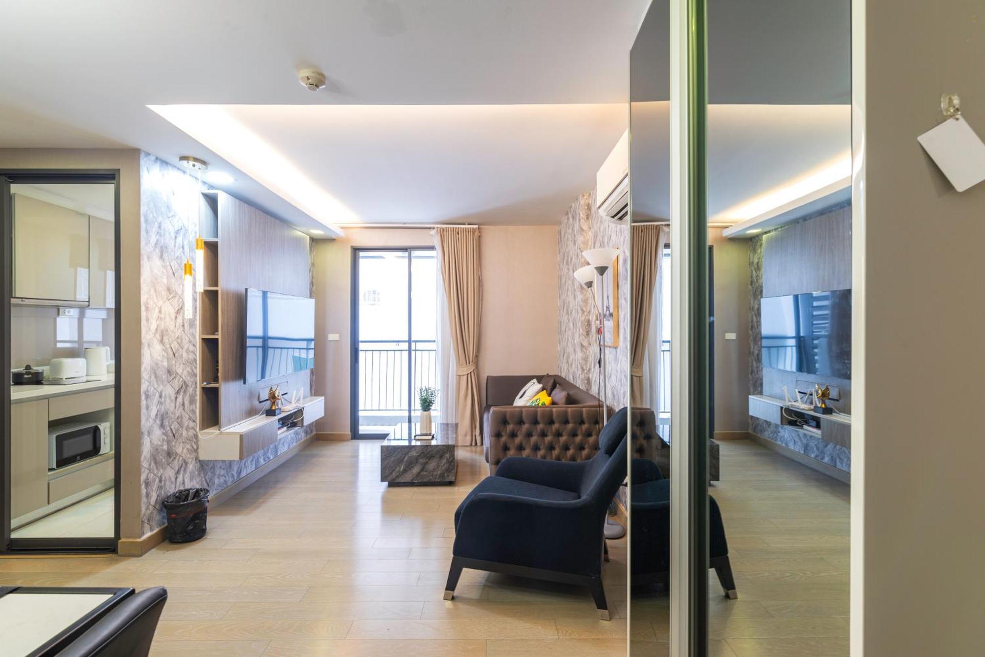 Dazzle Sukhumvit 7 By Lefoyer Apartment