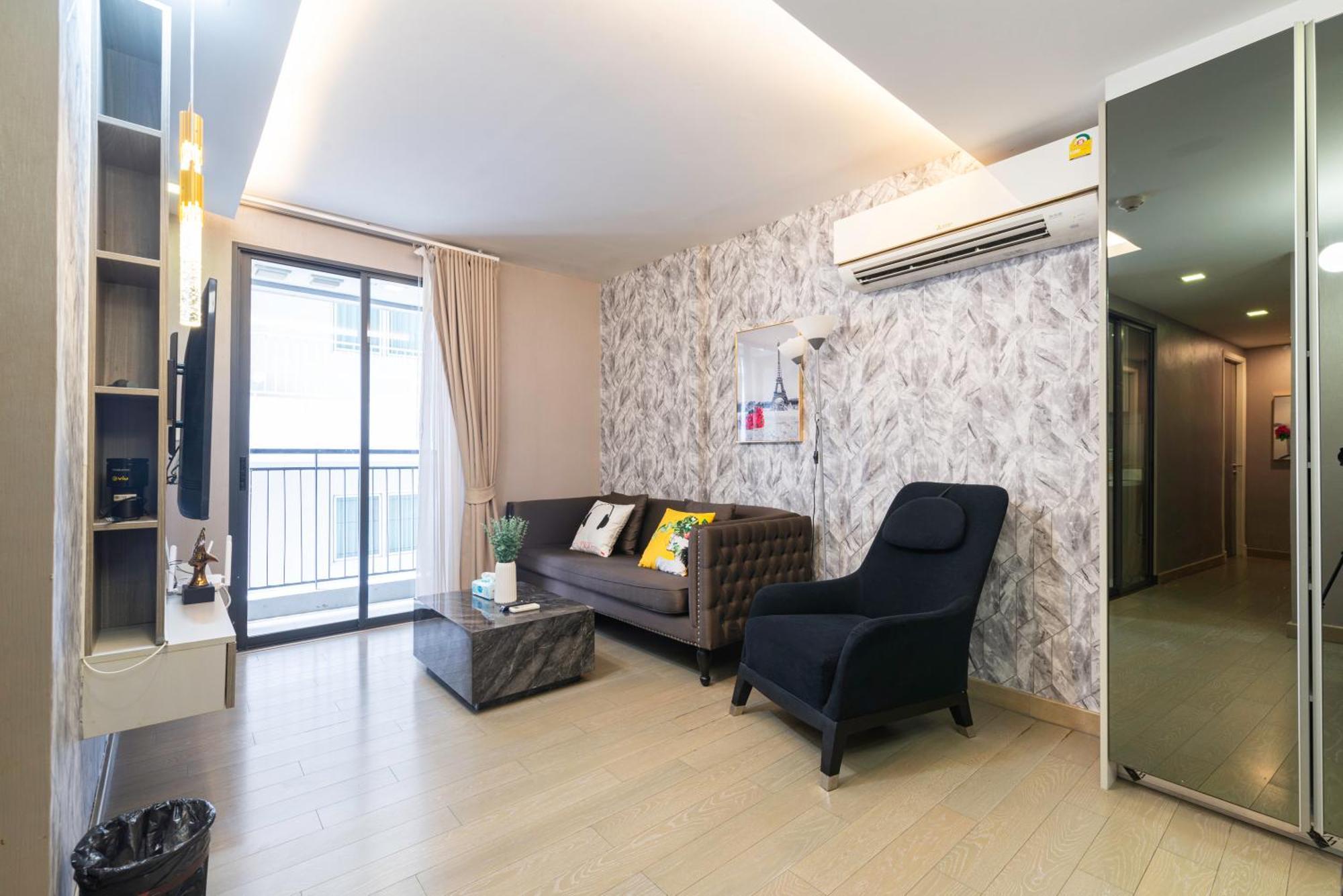 Dazzle Sukhumvit 7 By Lefoyer Bangkok