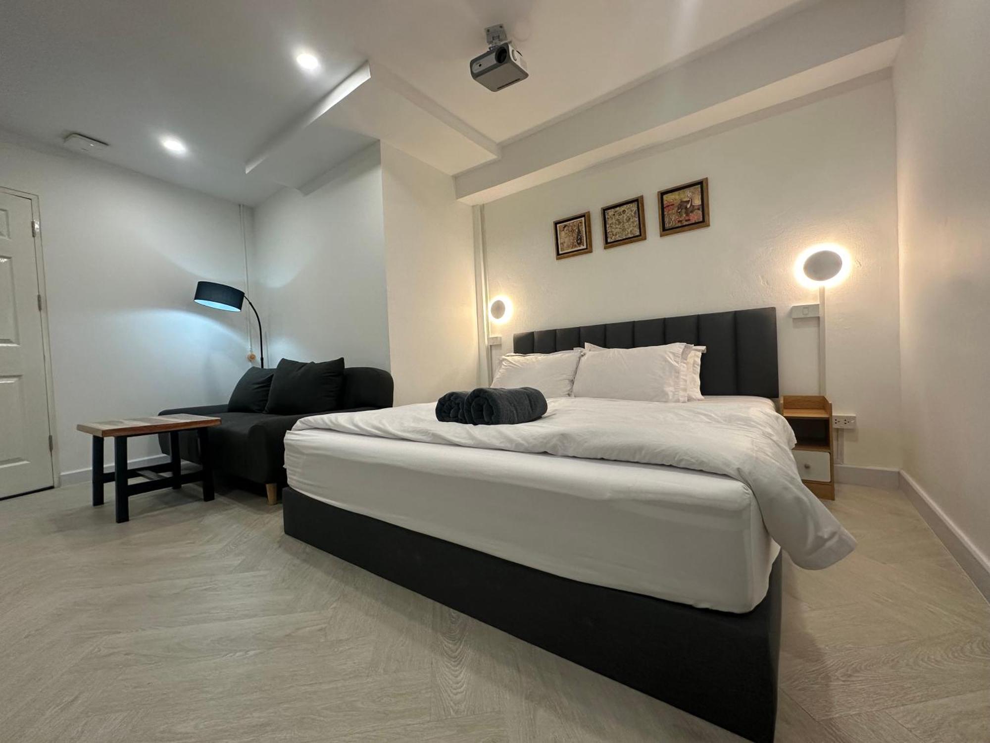 The White Den Sukhumvit 44 Hostel *