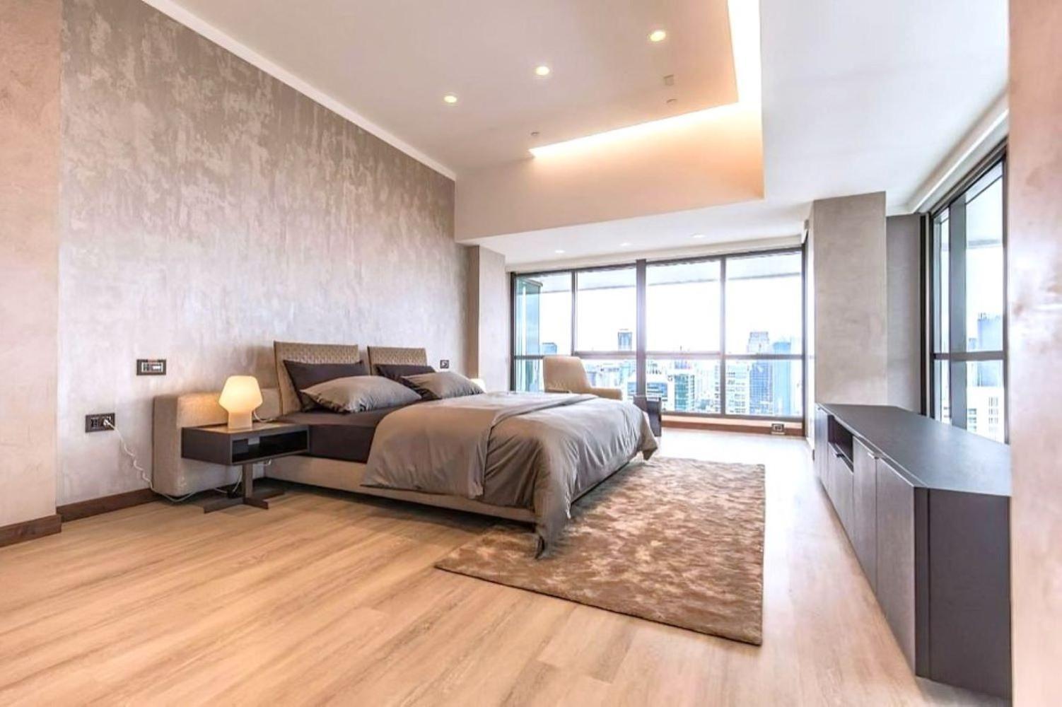 Super Luxury Large Over 230 Sqm 4 Bedroom Private Pool Phrom Phong High Floor *