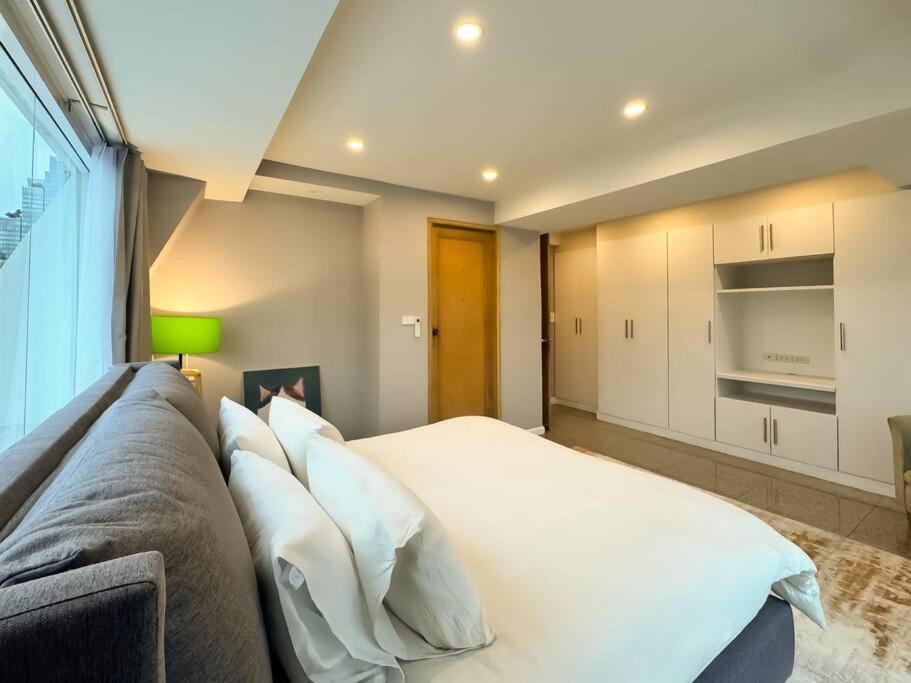 City Skyline Views 2-bed 2-bath, Center Of Silom Appartement *