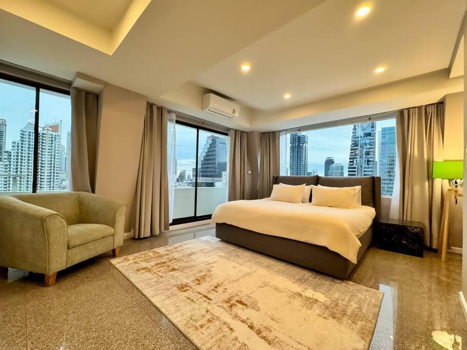 City Skyline Views 2-bed 2-bath, Center Of Silom *