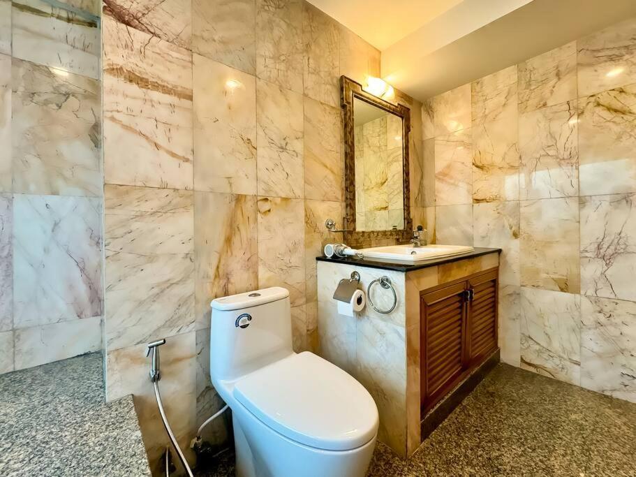 Appartement City Skyline Views 2-bed 2-bath, Center Of Silom *